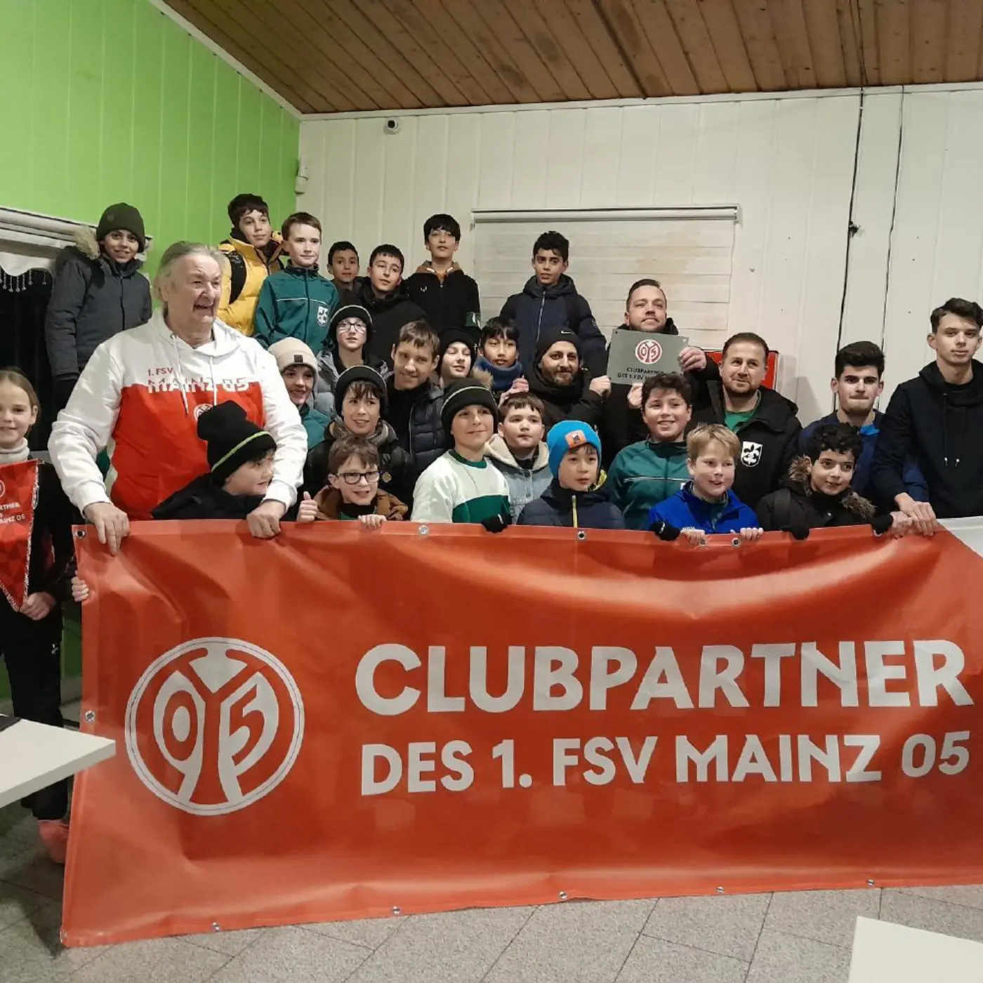 PSV-Jugend mit dem Clubpartner-Banner von Mainz 05